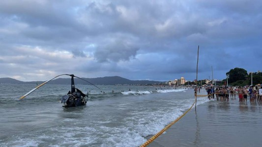 Cayó un helicóptero en la orilla del mar en Florianópolis: hay tres heridos