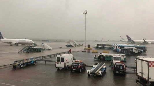 Fuerte tormenta en el sur del conurbano: se inundó el hall del aeropuerto de Ezeiza