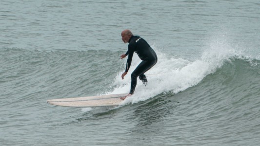 La historia de Daniel Gil, el pionero del surf que vive en la playa de Mardel