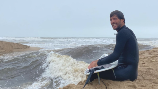 Tras el temporal, una increíble ola estática sorprendió a Uruguay y un surfista lo aprovechó