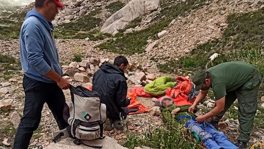 Mendoza: rescataron a un andinista que había caído al vacío mientras escalaba