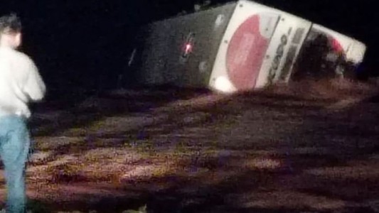 La Rioja: desbordó un río por un fuerte temporal y la corriente arrastró a un micro