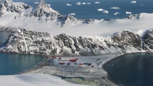 Harán un documental que comparará imágenes obtenidas en 1927 por el primer film antártico argentino