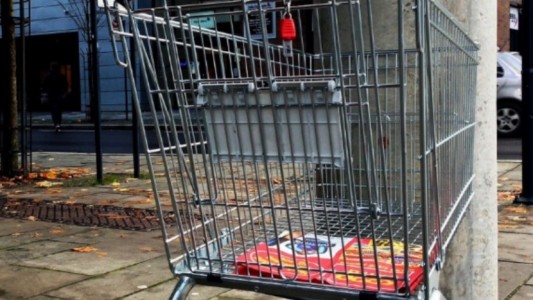 Sorprendieron a una mujer que llevaba un cadáver en un changuito de supermercado: era su esposo