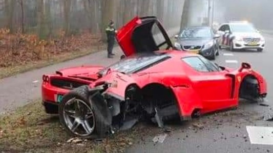 "Aceleró mucho": mecánico sacó un Ferrari del concesionario para probar y chocó contra un árbol