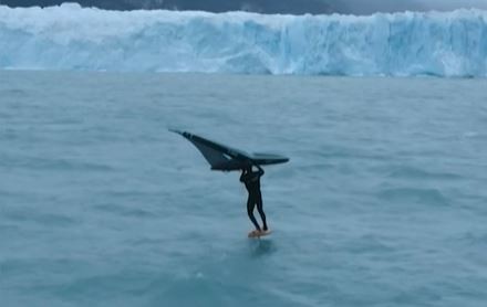 Un ex atleta olímpico surfeó en las aguas del Glaciar Perito Moreno en Santa Cruz