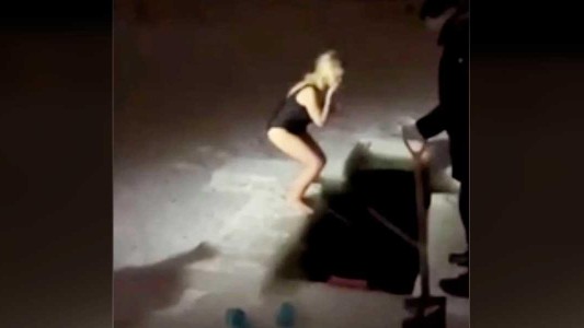 Video: el momento en que una mujer murió al arrojarse al agua y quedar atrapada bajo el hielo en un rito tradicional ruso