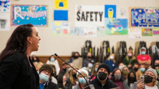 Una madre acusó a dos docentes de manipular en secreto a su hija para que cambiara su identidad de género y su nombre