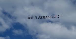 La propuesta de casamiento que aplaudieron en las playas de Cariló: "Agus, ¿te querés casar?"