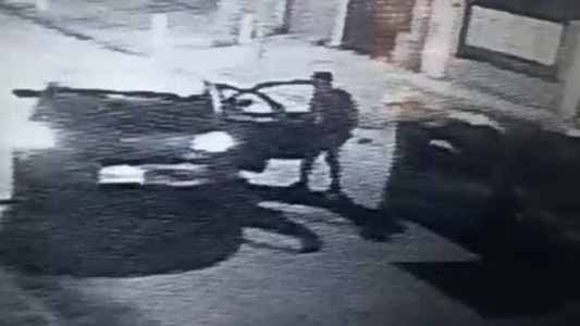 Ramos Mejía: delincuentes venían de una entradera, abandonaron un auto y tuvieron que volver porque se olvidaron el botín