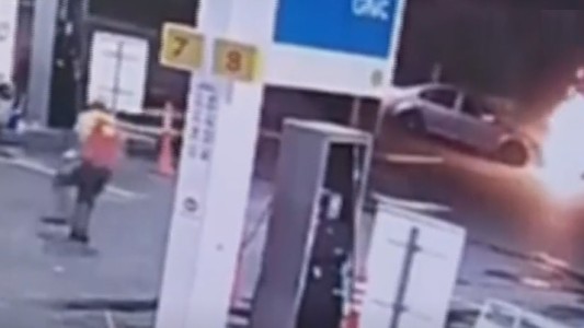 Playero héroe: salvó a un conductor cuando se le incendiaba el auto