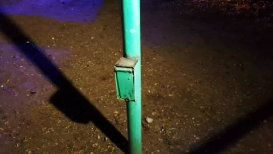 Un chico de 14 años murió electrocutado al tocar un poste de alumbrado público