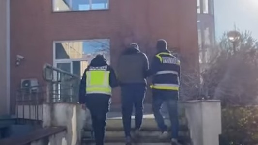 España: detuvieron a una enfermera argentina por integrar banda que vendía pasaportes sanitarios truchos