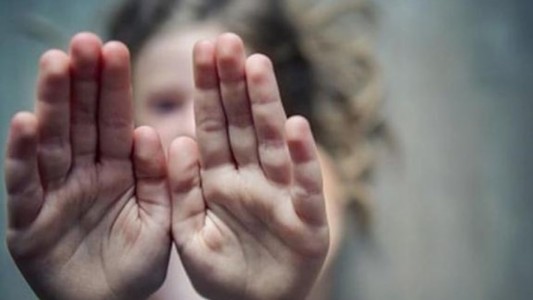 Un adolescente abusó de una nena de 8 años: su mamá lo entregó a la Policía