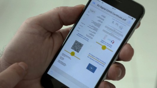 Cataluña elimina el pase sanitario por baja eficacia frente a Ómicron