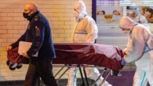 Quería cobrar la pensión de otra persona y le dijeron que tenía que ir el beneficiario: volvió más tarde con el hombre muerto