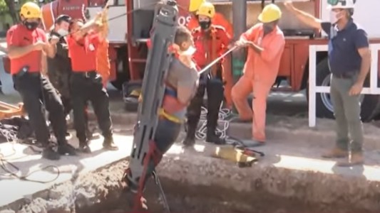 Video: rescataron a un operario que había caído a un pozo de 8 metros
