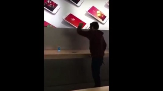 Ataque de furia: un hombre destrozó varios iPhones y tablets en un local de Apple