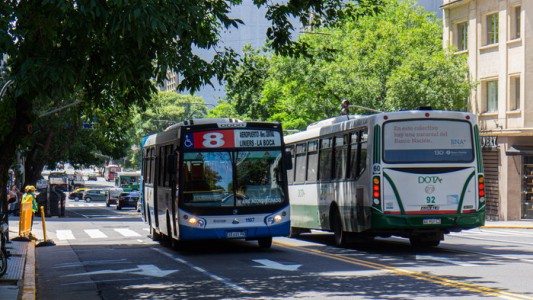 Tres líneas de colectivo ingresan a Metrobus Del Bajo