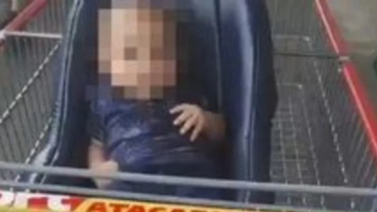Fueron al supermercado, compraron, pagaron y se fueron sin su bebé