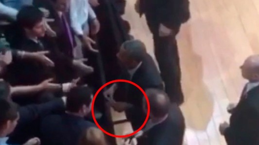 Video: Obama se sacó el anillo mientras saludaba a jóvenes emprendedores