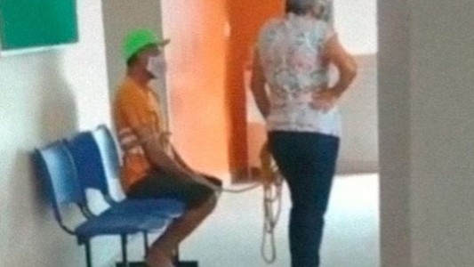 Video: una mujer llevó atado a su marido a vacunarse contra el coronavirus en Brasil