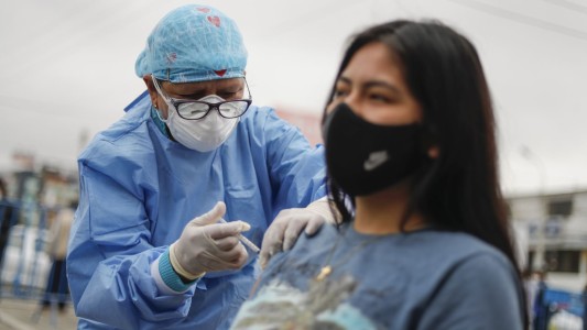 Aprueban la aplicación de dosis de refuerzo a adolescentes de 12 a 17 años