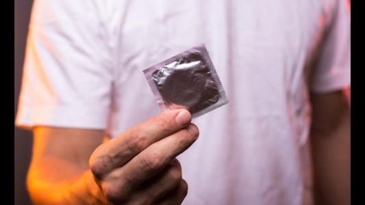 El truco de una chica para obligar a su pareja a usar preservativo