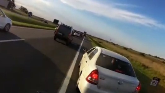 Video: persiguieron y multaron a un conductor que circulaba a alta velocidad por la banquina