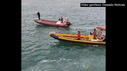 Video: un barco dio una vuelta de campana y murió uno de los tripulantes