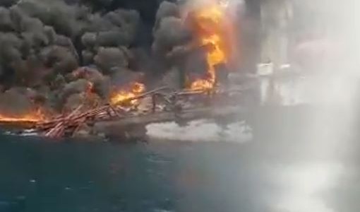Impresionante explosión de un buque petrolero frente a las costas de Nigeria