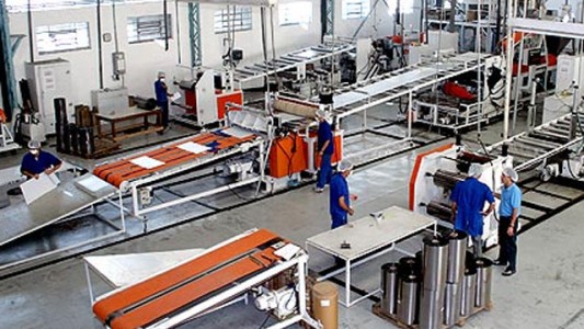 Según la UIA, "se pueden perder rápidamente hasta 200 mil puestos de trabajo"