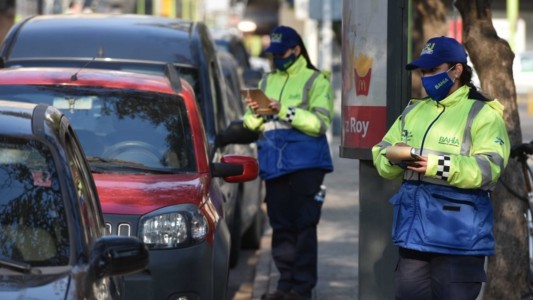 Se opuso a que le secuestraran el auto y lo imputaron por robarle el celular a la policía que lo estaba identificando