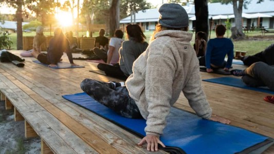 Suspendieron un retiro espiritual de yoga para mujeres en Kuwait por considerarlo "indecente"
