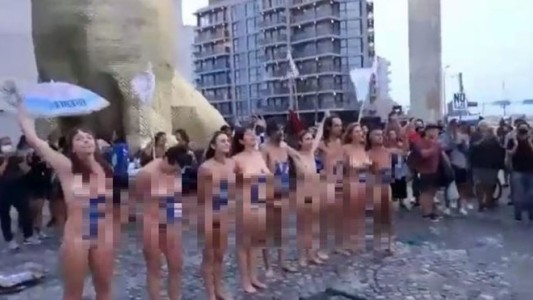 Protesta al desnudo contra las petroleras en Mar del Plata - FlashChat