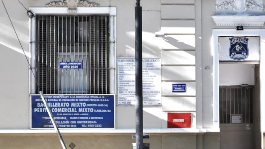 Familias reclaman por el cierre de un colegio de Almagro a menos de dos semanas del inicio de clases