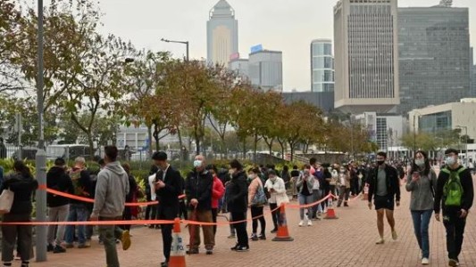 Récord de contagios en Hong Kong: las autoridades impusieron las restricciones más estrictas desde el inicio de la pandemia