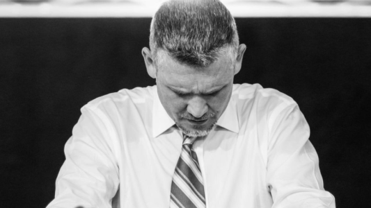 Un pastor organizó una quema de libros de Harry Potter y Crepúsculo por considerarlos "brujería"