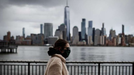 Nueva York levanta la obligación de usar barbijo en lugares cerrados