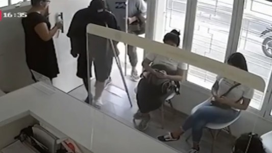 Con yeso y muletas, entró a un consultorio y asaltó a todos