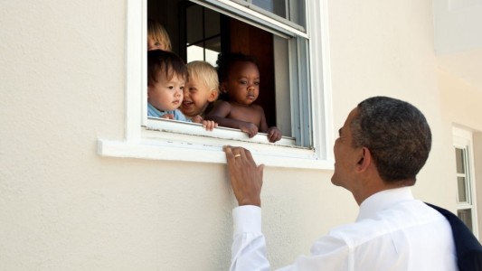 Barack Obama destronó a Ariana Grande al lograr el tuit con más "me gusta" de la historia