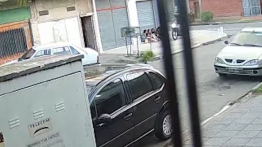 Motochorros les apuntaron en la cara a adolescentes para robarles los celulares - #REC