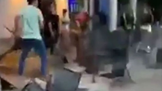 Video: un grupo de jóvenes causó destrozos en un bar porque no los dejaron entrar