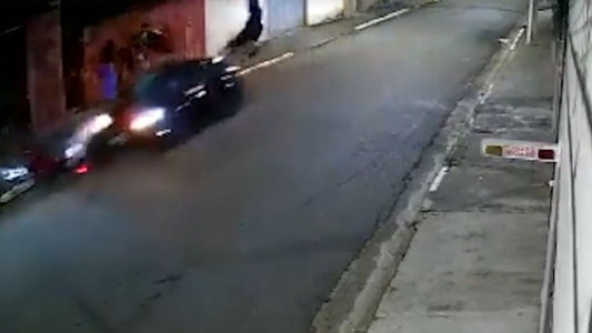 Brasil: aceleró su auto y atropelló a dos motochorros - #REC