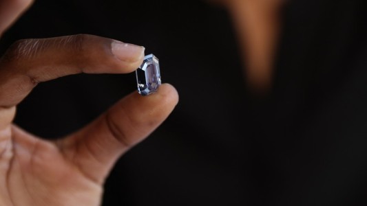 Subastan un raro diamante azul: el valor inicial es de 48 millones de dólares
