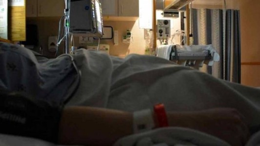 Para robarle, le tiraron café hirviendo y murió