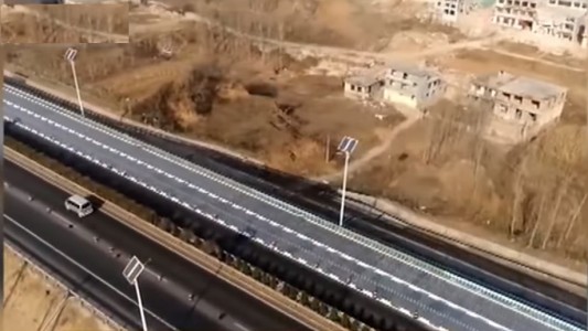 China desarrolla una autopista solar en la que los autos se cargan mientras circulan