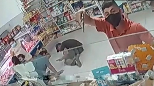 Terror en Rosario: asaltaron un comercio y se llevaron hasta el pollo