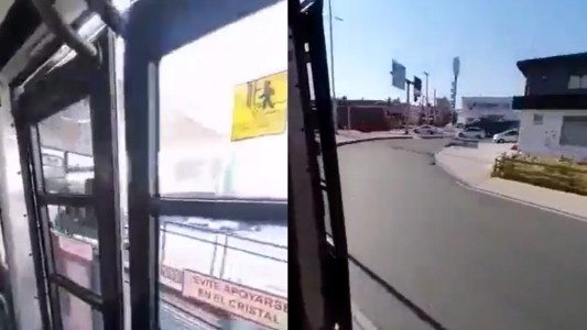 México: un colectivo circuló a toda velocidad con las puertas abiertas