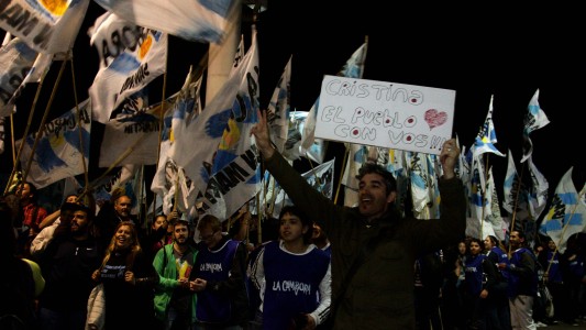 Militantes esperan a Cristina Fernández de Kirchner en Aeroparque